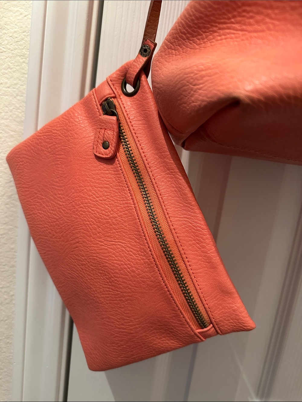 Bass Coral Orange Leather Tote with Matching Wristlet - Picture 2 of 11